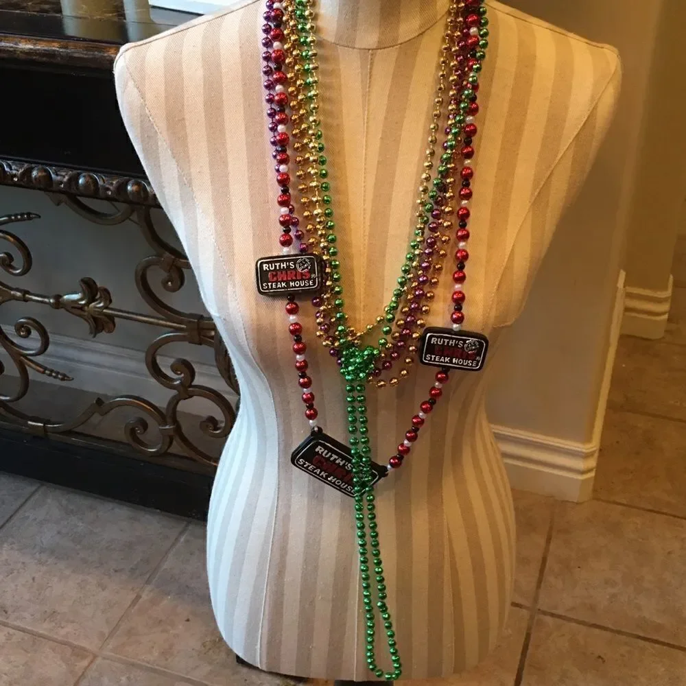 🎃 6 Mardi Gras Beads w Ruth’s Chris